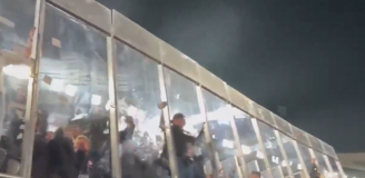 Kibice Eintrachtu Frankfurt NISZCZĄ TRYBUNY na nowym Camp Nou [VIDEO]